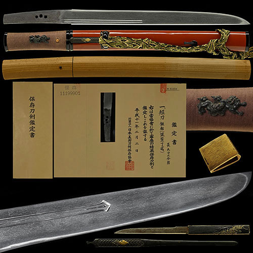 短刀 筑紫了戒 時代朱塗鞘合口拵付 南北朝後期 約640年前 映り立つ細直刃内反り短刀 九寸三分